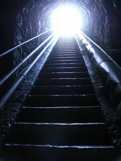Un escalier qui monte vers la lumière