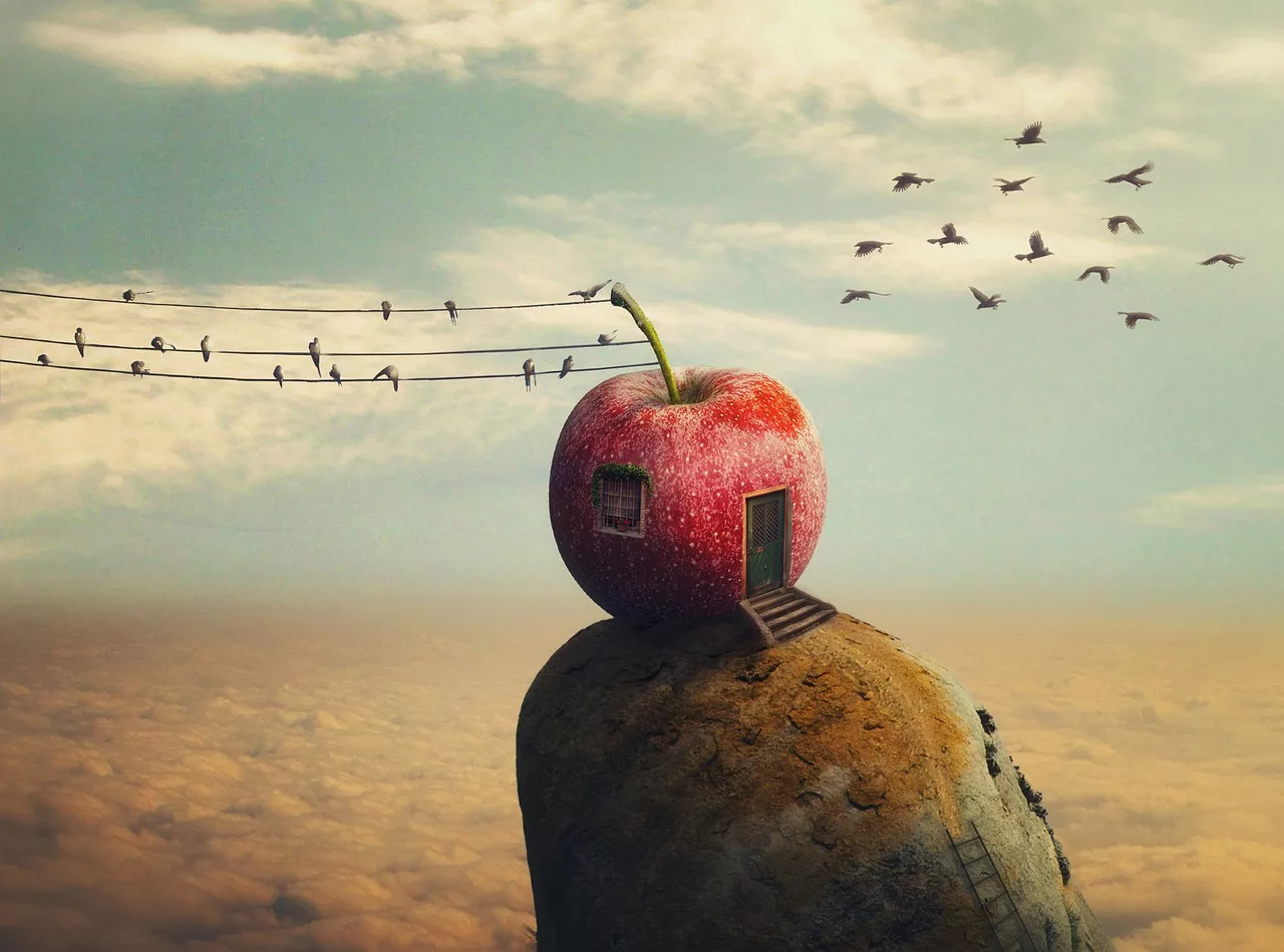 Imaginaire avec une pomme et des oiseaux dans le ciel