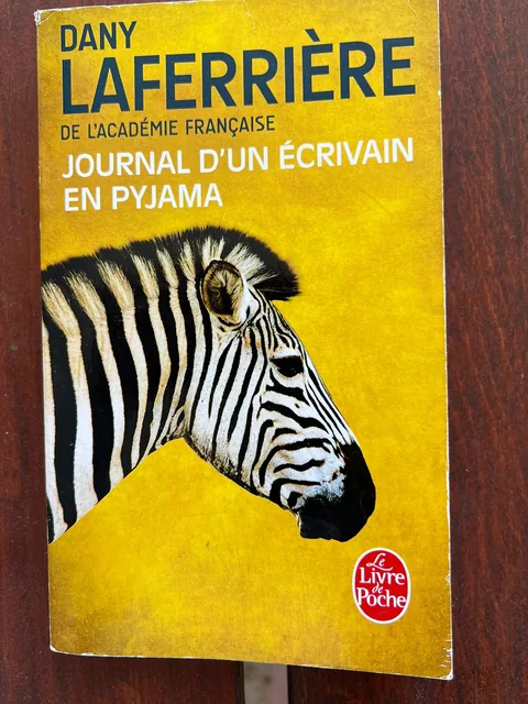 Journal d'un écrivain en pyjama, photographié par Pierre-François sur un banc de jardin