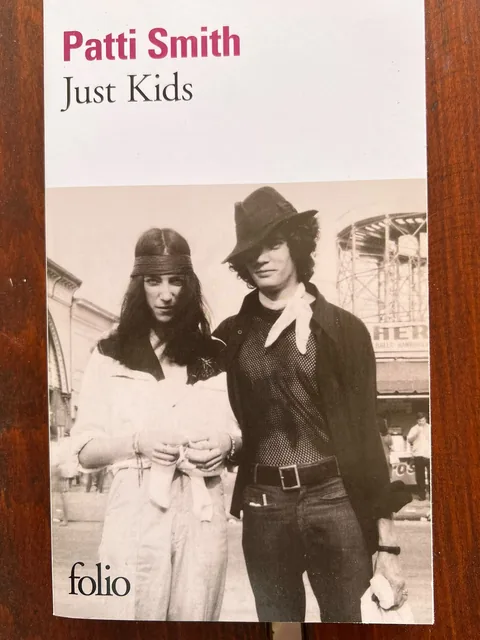 Just Kids, photographié par Pierre-François sur un banc de jardin