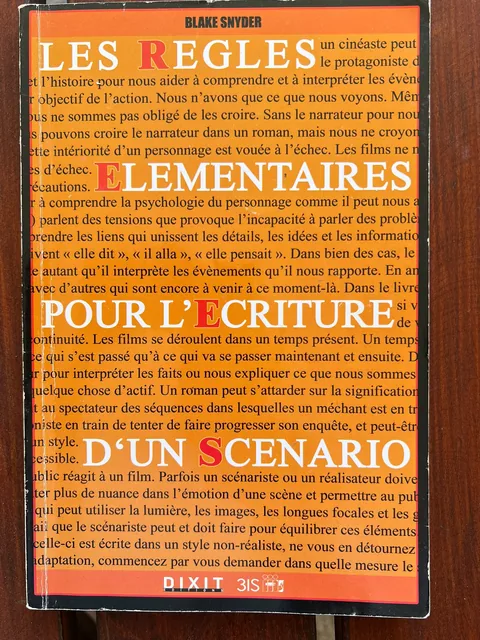 Les règles élémentaires pour écrire un scénario, photographié par Pierre-François sur un banc de jardin